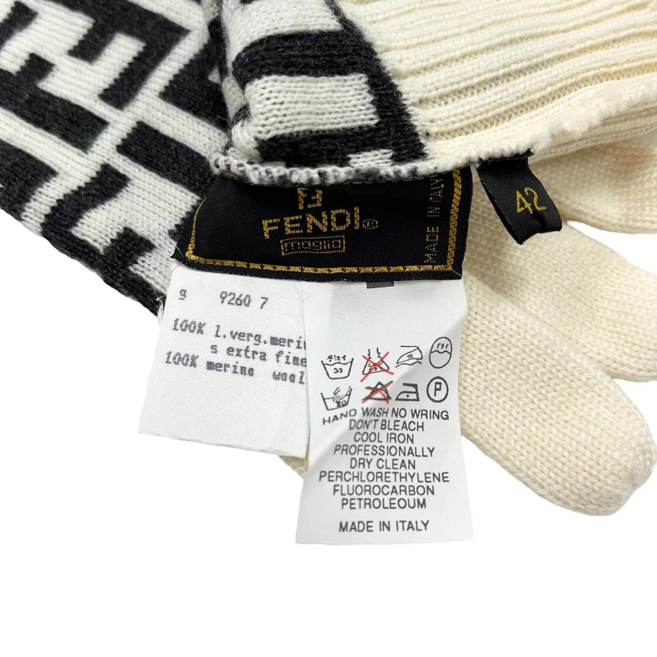 Fendi White Logo Wool Gloves - Image 3